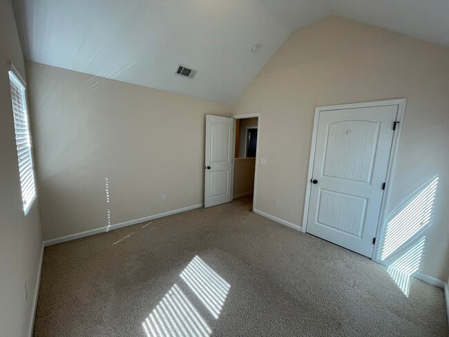 Building Photo - 422 Sebastian Dr
