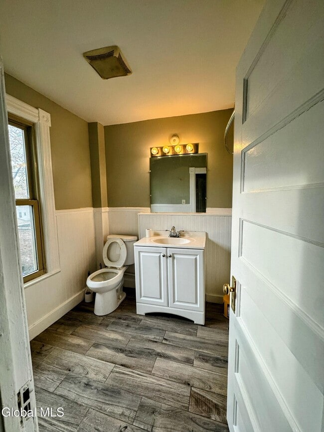 Building Photo - 838 Lancaster St