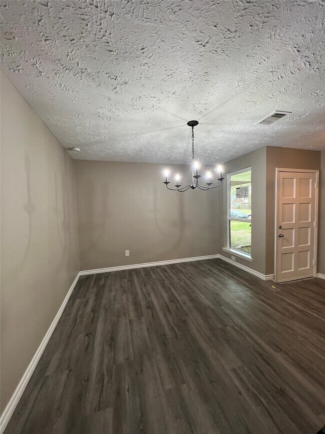 Building Photo - 2410 Rolling Glen Dr
