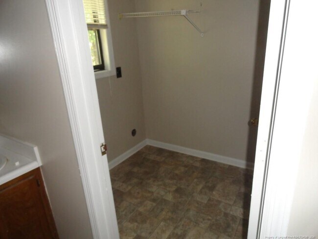 Building Photo - 593 Countrytown Dr