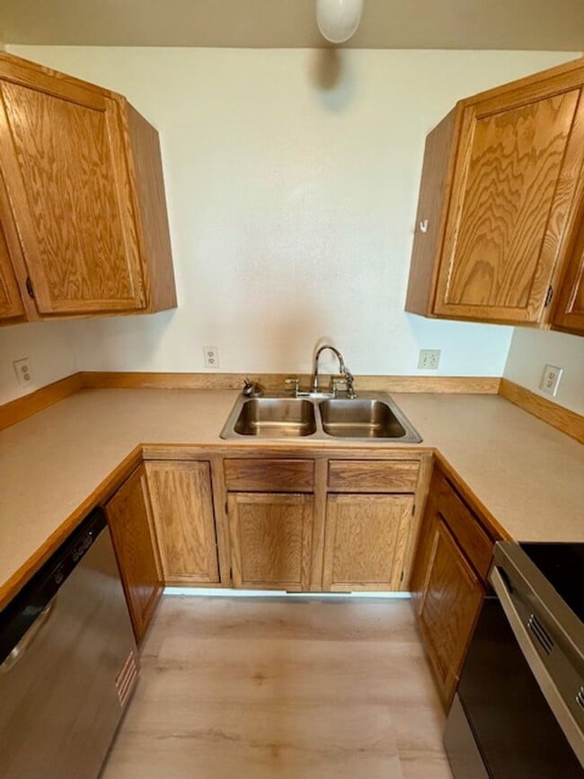 Building Photo - Charming 3 Bed, 1.5 Bath Unit in the Heart...