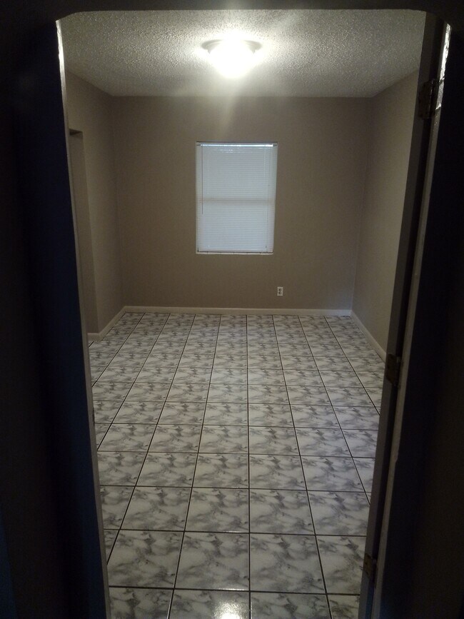 Building Photo - 2112 Allandale Cir W