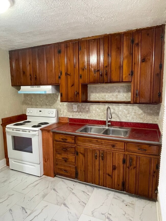 Building Photo - Newly Renovated Three Bedroom One Bath Upstairs Apartment