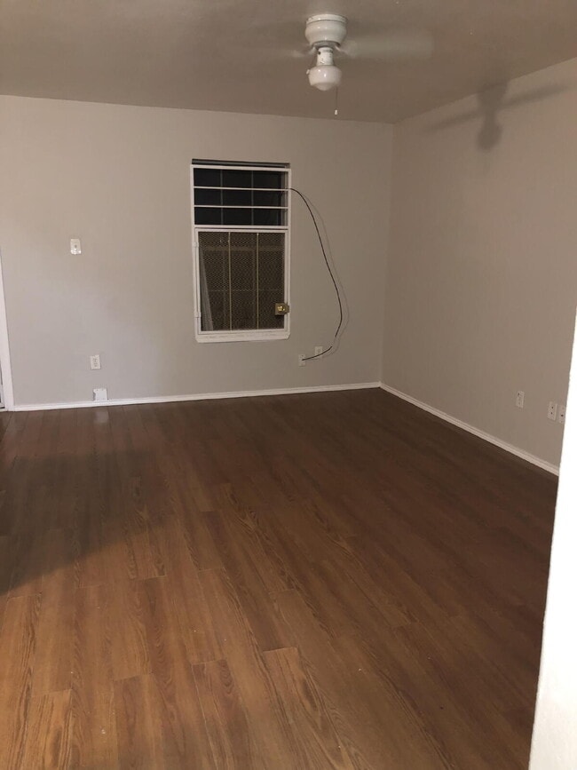 Building Photo - Recently remodeled townhome with 4 bedroom...