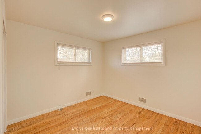 Building Photo - Evolve Real Estate: Welcome to This Spacious 5 Beds/2 Baths Single Family Residence With Great La...