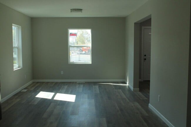 Building Photo - Modern Charm Meets Prime Location!