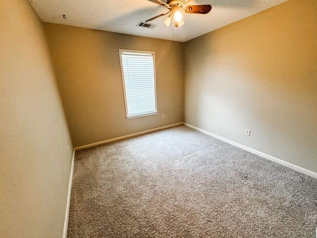 Building Photo - 1294 River Bank Dr