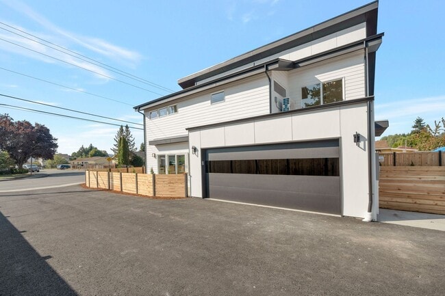 Building Photo - Beautiful 1 year old home in Pacific Wa