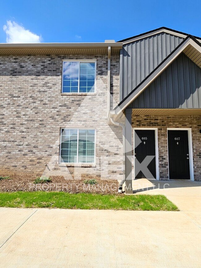 Building Photo - AVALON TOWNHOMES – LIKE NEW - 2 Bd/2.5 Ba ...