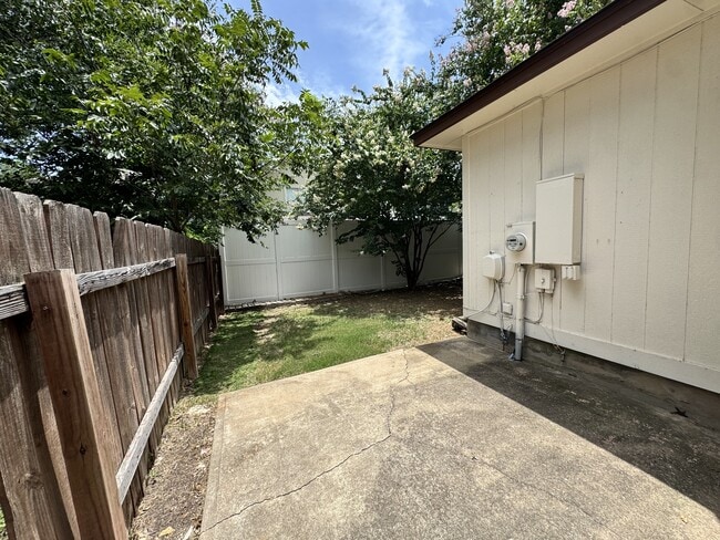 Building Photo - 2141 Redwing Way