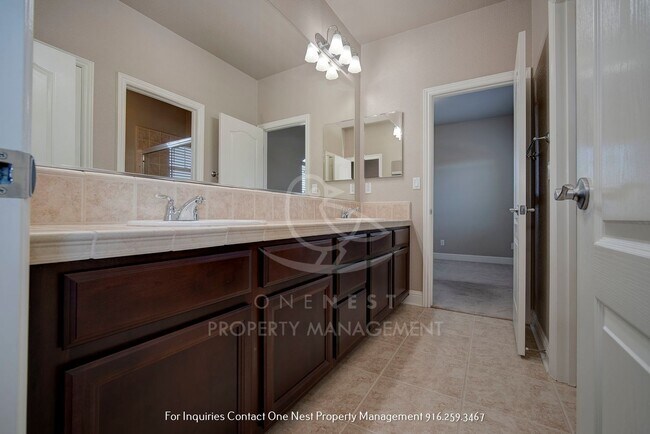 Building Photo - Fantastic - one of a kind 5 bdrm 4 bth home with pool