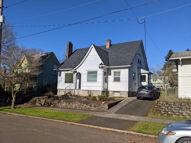 Building Photo - Large 3+ bedroom