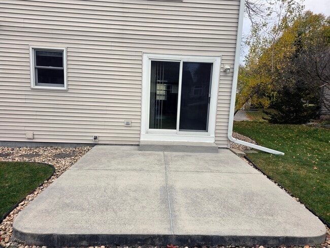 Building Photo - 878 Sky Ridge Dr