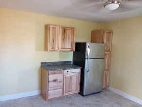 Building Photo - 3 bed 2 bath Renovated Rent Home