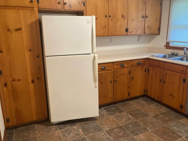 Building Photo - Lease Details for 2025 Start Date ONLY - No Students Permitted