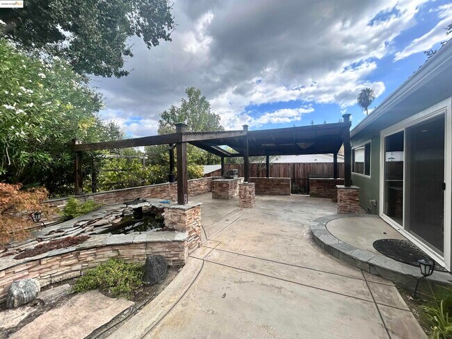 Building Photo - 516 Webster Dr