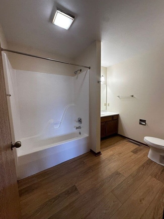 Building Photo - 3 bed/2 bath West Side Townhome