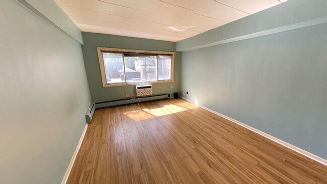 Building Photo - 5616 N Kenmore Ave