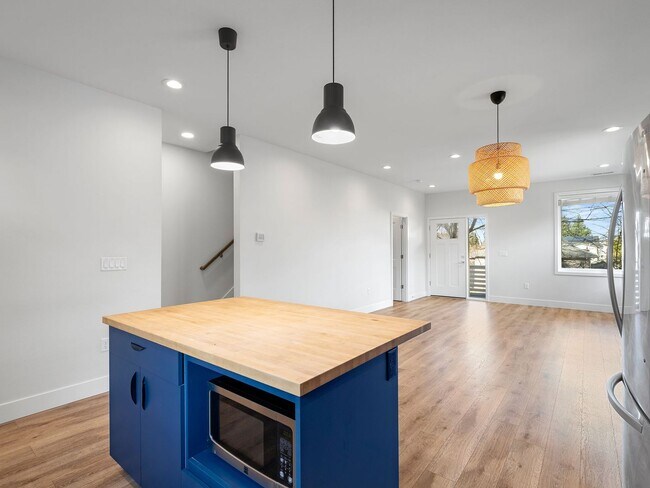 Building Photo - 4 bed/3.5 Bath Townhouse in Richmond Neighborhood, SE Portland