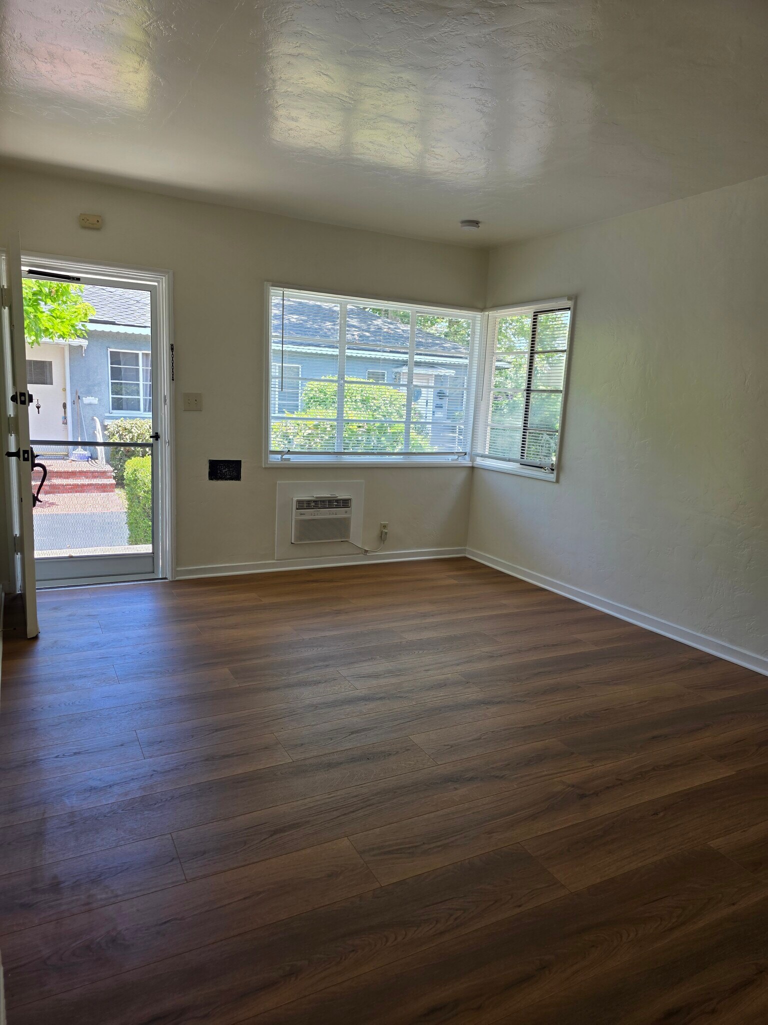 Building Photo - 10917 Moorpark St
