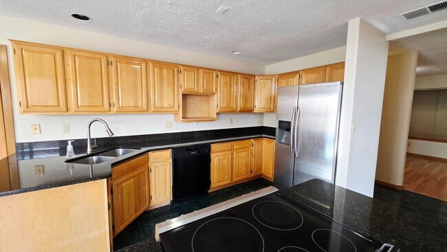 Building Photo - Large 4 Bedroom House in La Cueva District