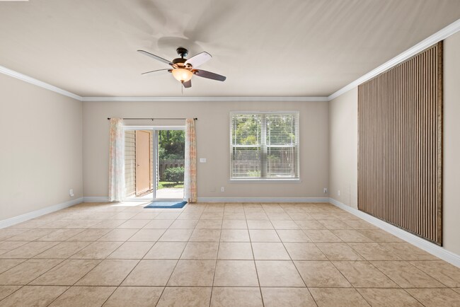 Building Photo - 4 Bed Navarre Townhome in Pool Community