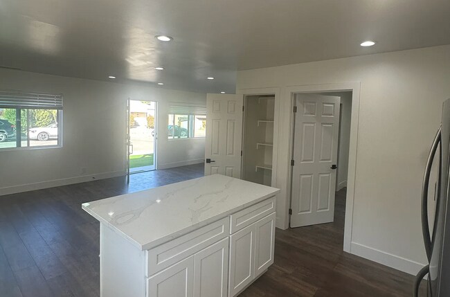 Building Photo - Beautiful Hayward 3/1!  Please read entire ad for viewings