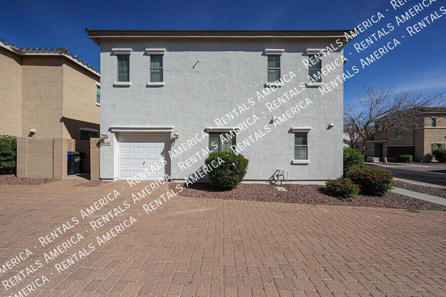 Building Photo - 4714 E Laurel Ave