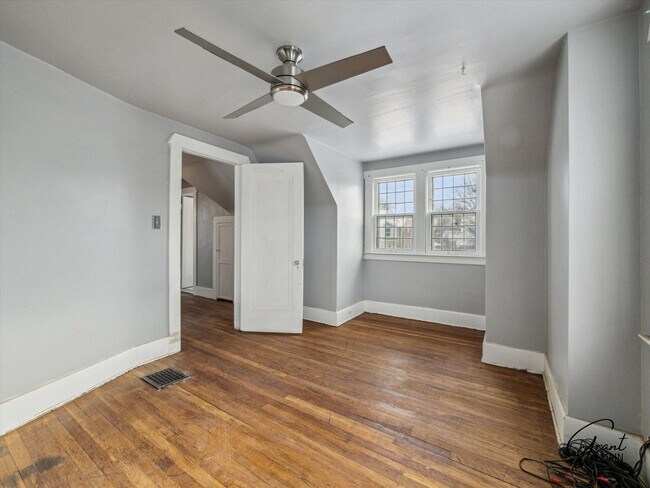 Building Photo - $1200 Bungalow