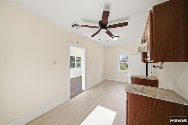 Building Photo - 75 Lakeview Terrace