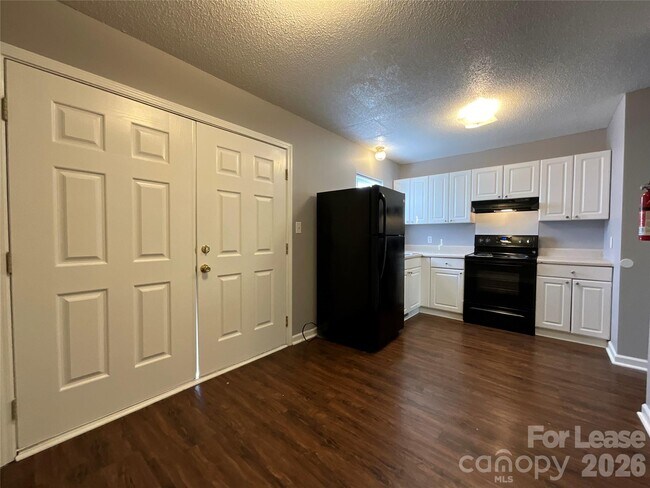 Building Photo - 1520 N Main Ave