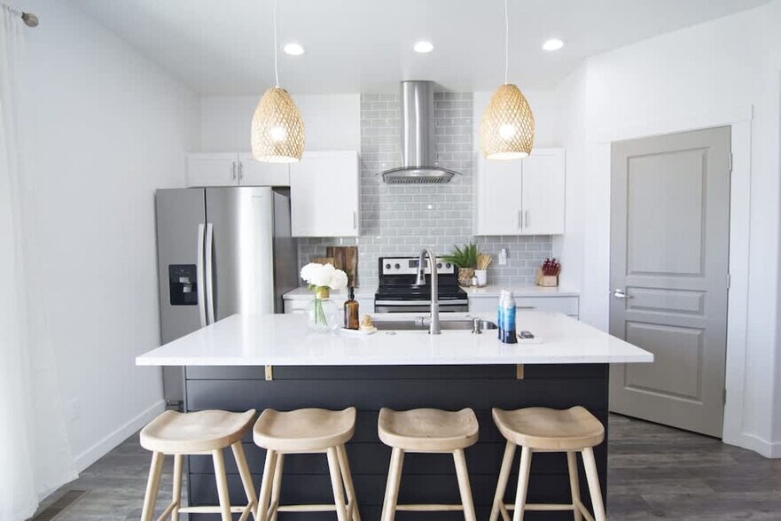 Building Photo - 2084 W Bella Ln