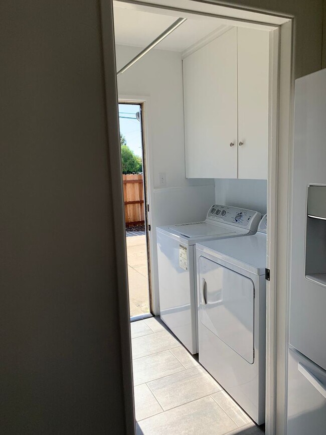 Building Photo - Spacious 3+3 Single Story Home w/ office -...