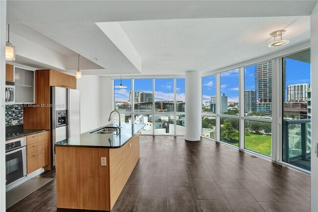 Building Photo - 480 NE 30th St