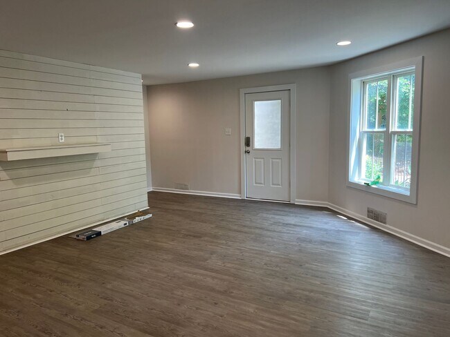 Building Photo - Beautiful Home, Mid-Island in Yacht Cove!
