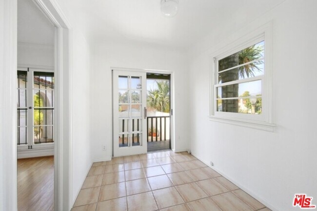 Building Photo - 2634 Lakewood Ave N