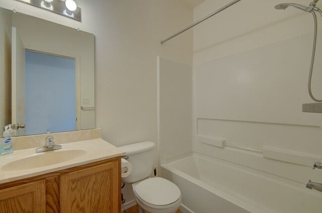Building Photo - Amazing 3 Bedroom Near Rust Medical Center!!