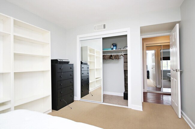 Building Photo - Furnished Condo Convenient to UVA Grounds ...