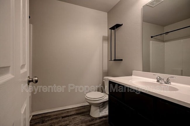 Building Photo - 209 SE 4th St