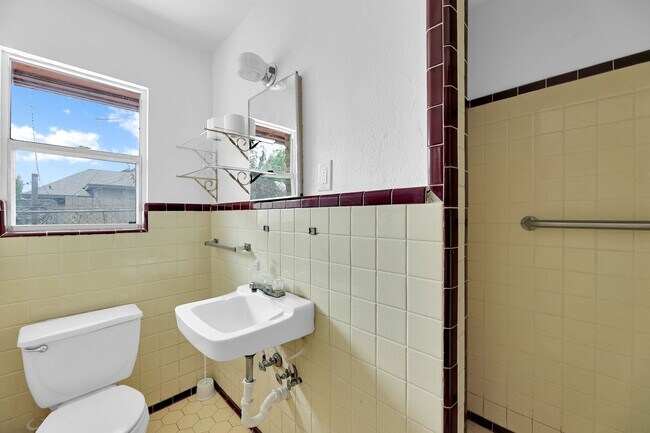 Building Photo - Charming Home in Central McAllen!