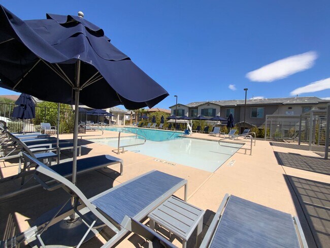 Building Photo - GATED 3 BED 3 BATH 2 CAR GARAGE TOWNHOUSE w/ LOFT + ROOM DOWNSTAIRS & COMMUNITY POOL IN HENDERSON