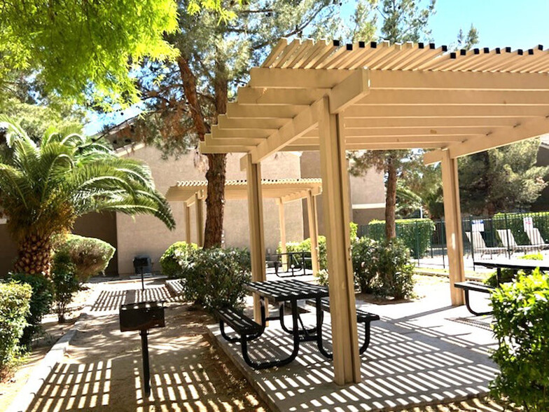 BBQ Grill Area - Brookstone