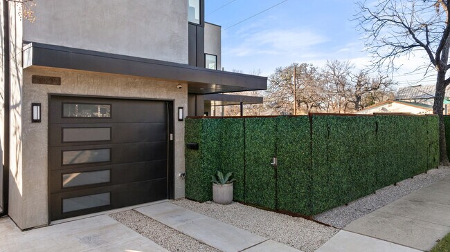 Building Photo - 1304 Comal St