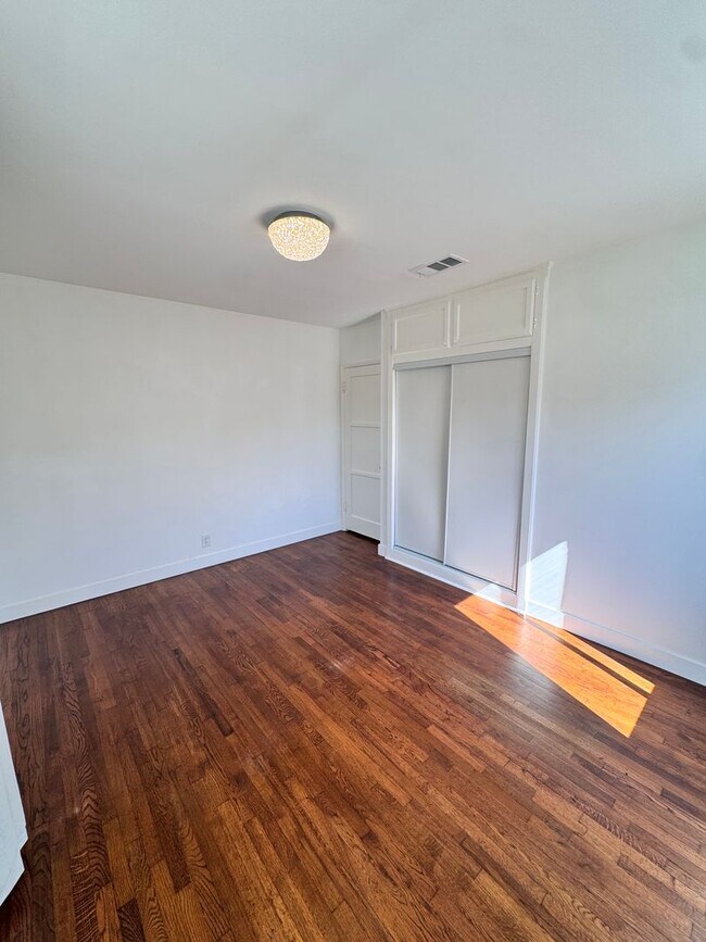 Building Photo - 5833 E Parapet St