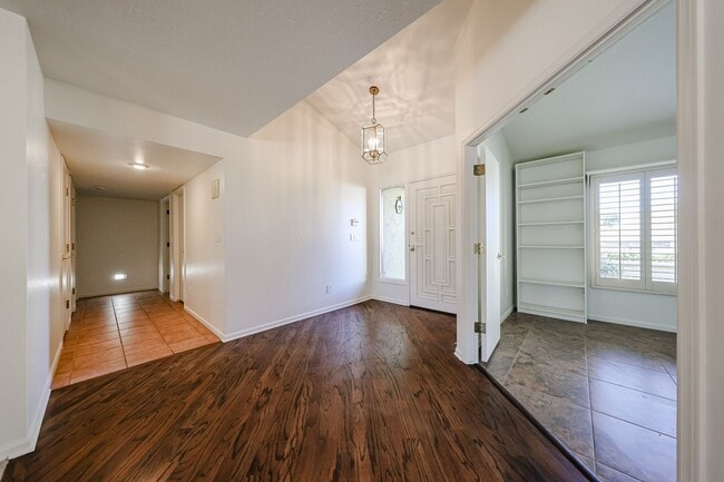 Building Photo - Scottsdale Country Club Living!