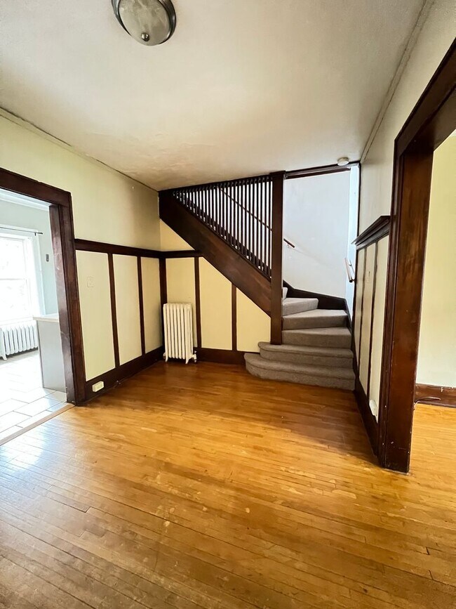 Building Photo - AVAILABLE JUNE - 4 Bed 1 Bath Townhome