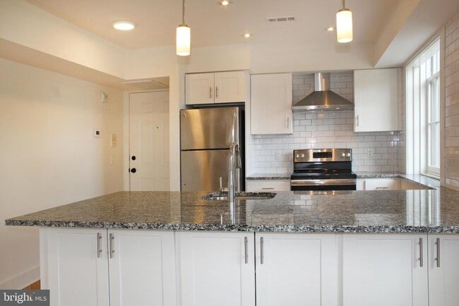 Building Photo - 71 N Main St