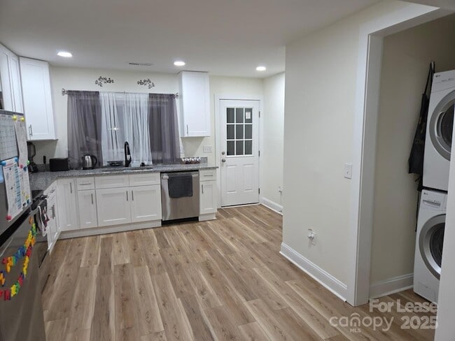 Building Photo - 4265 Center Rd