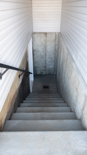 Building Photo - 3250 Midway Ave