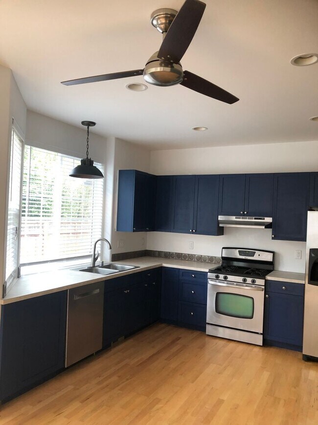 Building Photo - 3 Bedroom Townhouse in Poulsbo